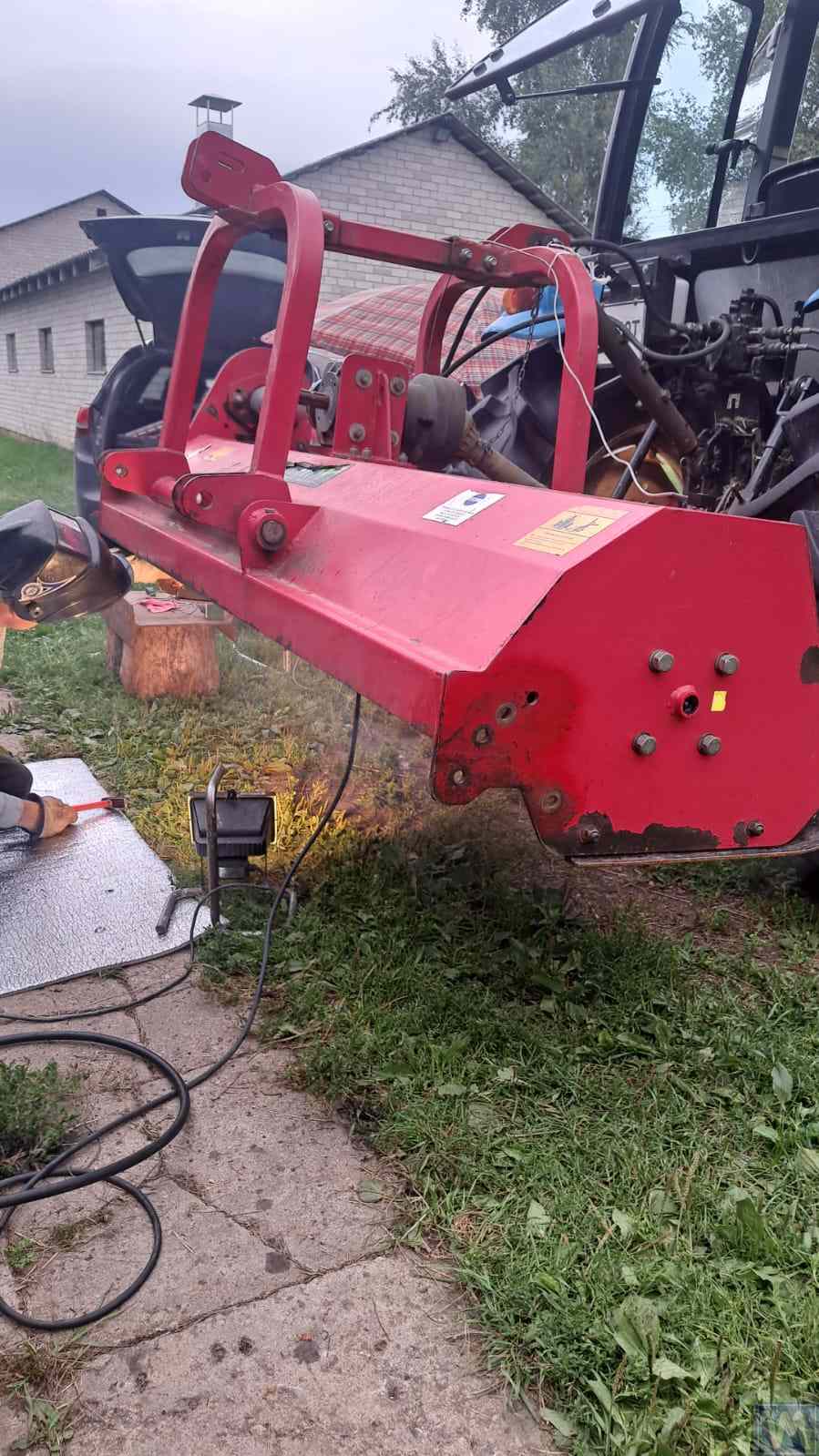 Vibromera Ingenieur bei der Auswuchtung eines Mulchers