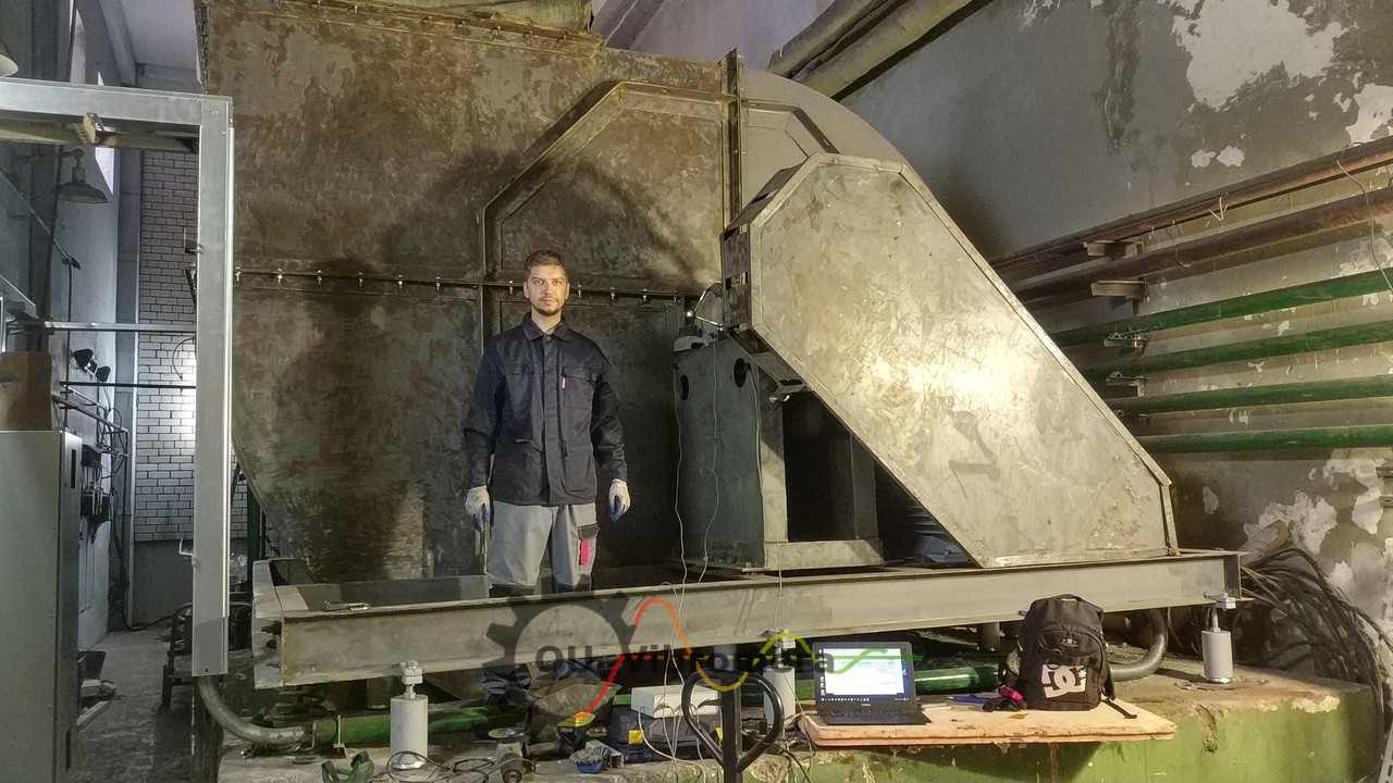 Ingenieur führt Feldauswuchten eines Industrieventilators mit tragbarem Gerät durch