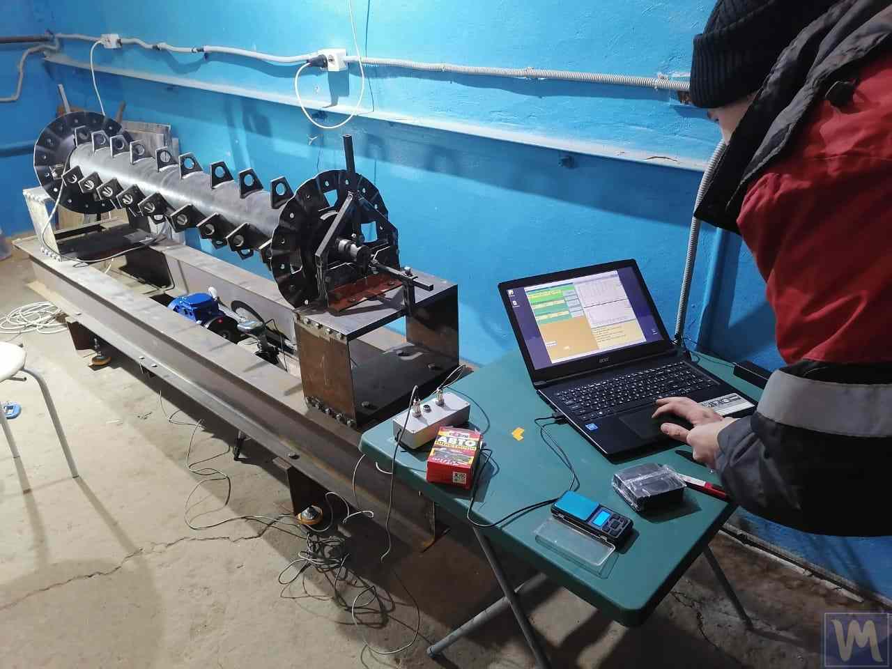 Beispiel einer modernisierten Auswuchtmaschine mit dem Balanset-1A OEM System.